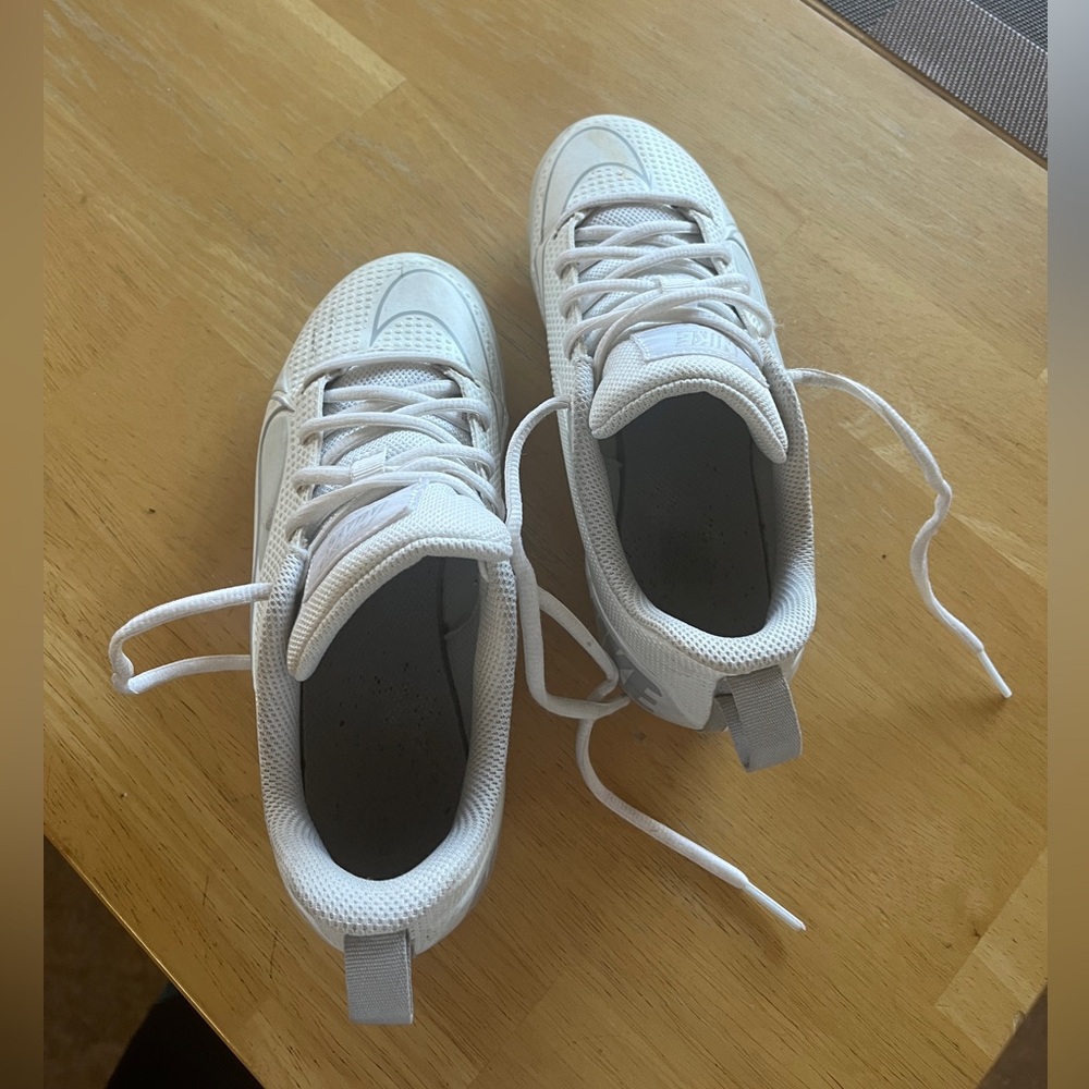 Nike cleats Youth size 3.5 excellent condition